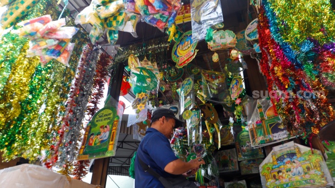 Aktivitas pembeli saat melihat pernak-pernik Ramadhan dan Lebaran di Pasar Asemka, Jakarta, Selasa (2/4/2024). [Suara.com/Alfian Winanto]