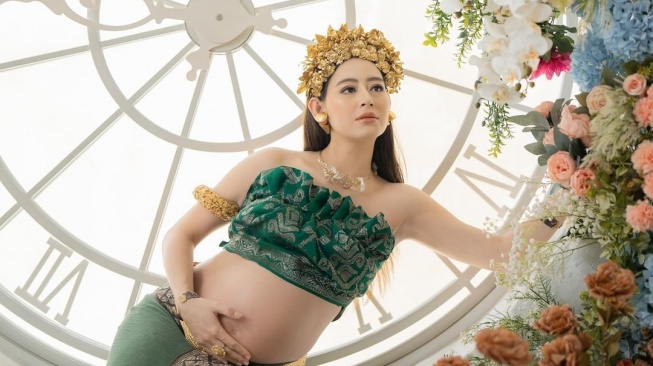 Maternity Shoot Terbaru Laura Theux. (Instagram/laura_theux)