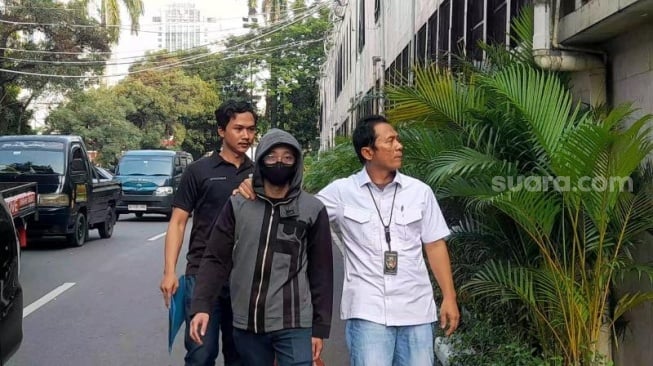 Tampang SN, petugas Damkar Jakarta Timur ditangkap kasus pencabulan terhadap anak kandung. (Suara.com/M Yasir)