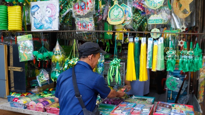 Aktivitas pembeli saat melihat pernak-pernik Ramadhan dan Lebaran di Pasar Asemka, Jakarta, Selasa (2/4/2024). [Suara.com/Alfian Winanto]