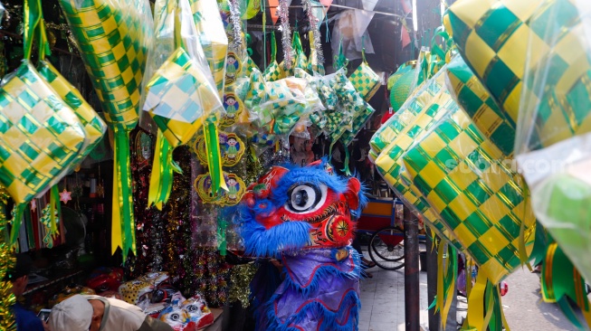 Aktivitas pembeli saat melihat pernak-pernik Ramadhan dan Lebaran di Pasar Asemka, Jakarta, Selasa (2/4/2024). [Suara.com/Alfian Winanto]