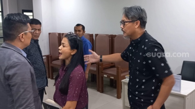 Nirina Zubir adu mulut dengan pengacara Riri Khasmita usai menjalani sidang kasus tanah di Pengadilan Tata Usaha Negara (PTUN) Pulo Gebang, Jakarta Timur, Selasa (2/4/2024). [Tiara Rosana/Suara.com]