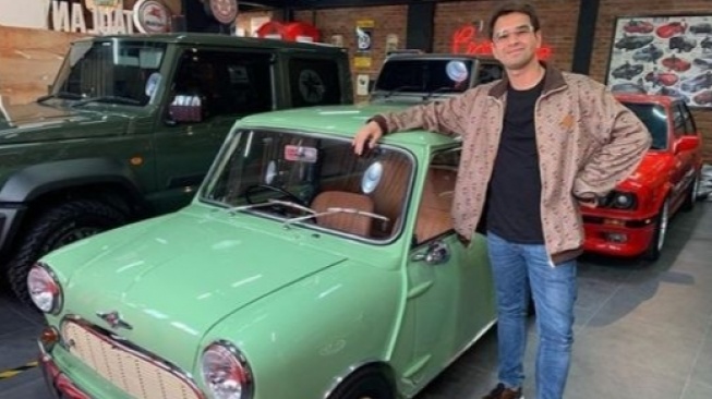 Raffi Ahmad bersama Mini Cooper lawas hasil pembelian dari Andre Taulany. [Instagram/@andreastaulany]