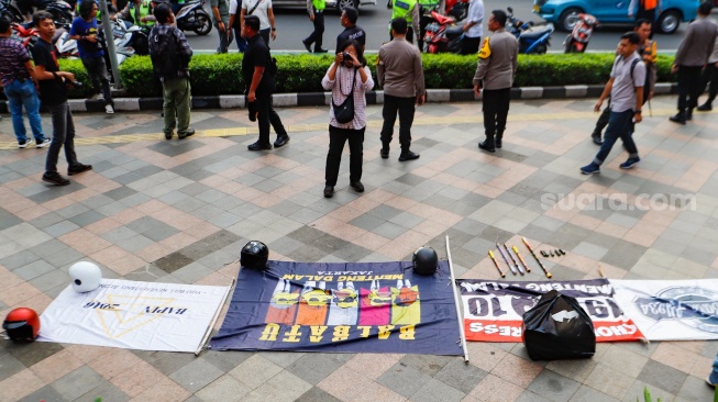 Barang bukti bendera geng diamankan saat Razia konvoi kendaraan bermotor di Bundaran HI, Jakarta, Selasa (2/4/2024). [Suara.com/Alfian Winanto]