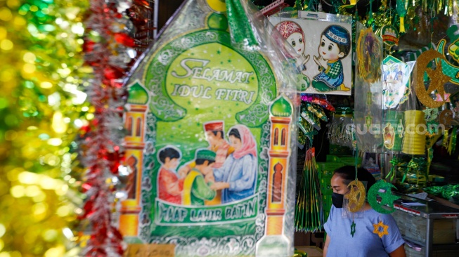 Aktivitas pembeli saat melihat pernak-pernik Ramadhan dan Lebaran di Pasar Asemka, Jakarta, Selasa (2/4/2024). [Suara.com/Alfian Winanto]