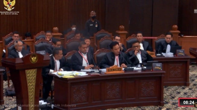 Anggota Tim Pembela Prabowo-Gibran, Yusril Ihza Mahendra dalam sidang sengketa Pilpres 2024 di Gedung Mahkamah Konstitusi (MK), Jakarta Pusat, Selasa (2/4/2024). (Tangkap layar YouTube Mahkamah Konstitusi RI)