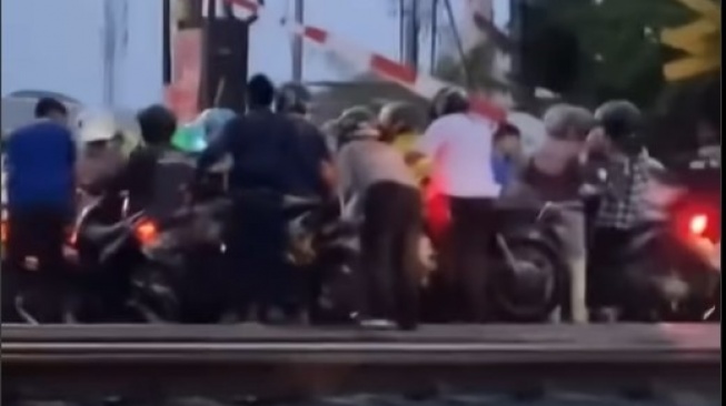 Momen Sejumlah Pemotor Panik Gegara Terjebak Macet di Tengah Pintu Perlintasan Kereta Api. [Instagram]