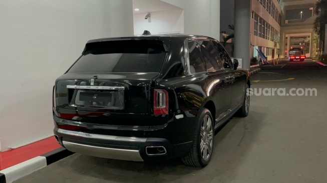 Penampakan mobil Rolls Royce milik Harvey Moeis yang disita penyidik Kejagung. (Suara.com/Yasir)