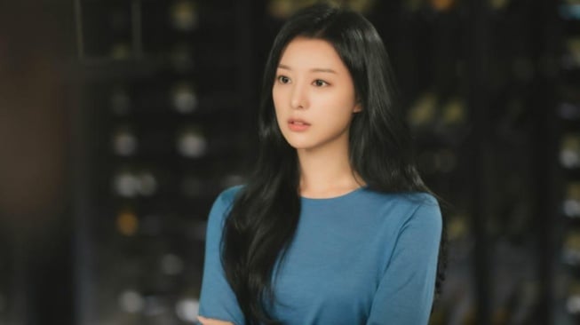 Gampang Ditiru! 3 Ide Outfit Kasual Kim Ji Won di 'Queen of Tears'