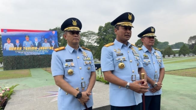 Dokumentasi-Panglima Komando Operasi Udara Nasional (Pangkoopsudnas) Marsdya TNI Mohamad Tonny Harjono (tengah), bersama Panglima Komando Operasi Udara I (Pangkoopsud I) Marsma TNI Mohammad Nurdin (kiri), serta mantan Pangkoopsud I Marsda TNI Bambang Gunarto (kanan) usai menghadiri upacara serah terima jabatan (sertijab), di Makoops Udara I, Jakarta, Senin, (27/11/2023). (ANTARA/Rio Feisal)