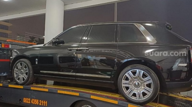 Penampakan mobil Rolls Royce milik Harvey Moeis yang disita Kejagung. (Foto: Dok Kejagung)