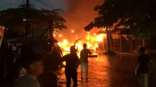 Kebakaran di Jalan Cipta Karya, Kelurahan Sialang Munggu, Kecamatan Tuah Madani, Kota Pekanbaru, Senin (1/4/2024) petang. [Ist]