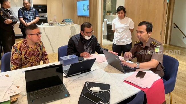 Penampakan tim Kejagung RI saat geledah rumah mewah Harvey Moeis di kawasan Pakubowono, Jaksel. (Foto: Dok Kejagung)