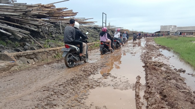 Jalan Rusak Muara Gadingmas Lampung Timur, Dagangan Politik 5 Tahun Sekali