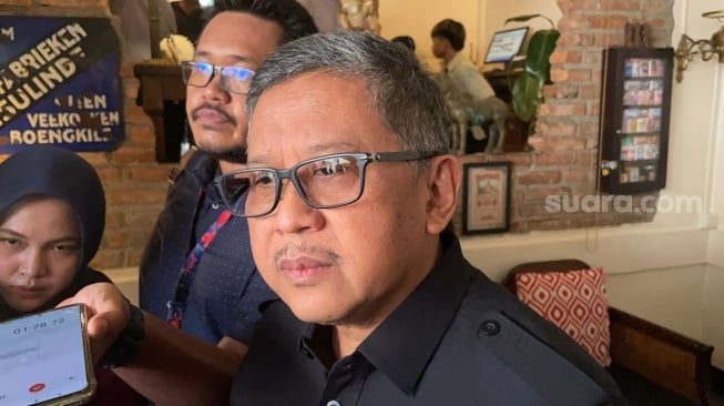 Sekretaris Jenderal DPP PDIP, Hasto Kristiyanto ditemui di Kawasan Cikini, Jakarta Pusat, Selasa (2/4/2024). (Suara.com/Bagaskara)