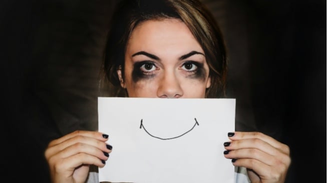 Mengenal Smiling Depression, Si Bahagia Tapi Menderita