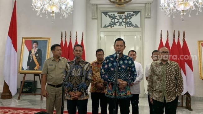 Penjabat (Pj) Gubernur DKI Jakarta, Heru Budi Hartono menerima kedatangan Menteri Menteri Agraria dan Tata Ruang/Kepala Badan Pertanahan Nasional (ATR/BPN), Agus Harimurti Yudhoyono (AHY) di Balai Kota DKI, Selasa (2/4/2024). (Suara.com/Fakhri)