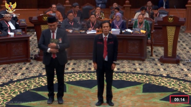 Saksi dari kubu capres-cawapres nomor urut 1, Anies Baswedan-Muhaimin Iskandar, Arief Patra Wijaya atau Patra Zen diambil sumpah dalam sidang sengketa Pilpres 2024 di Mahkamah Konstitusi (MK), Senin (1/4/2024). (tangkap layar)