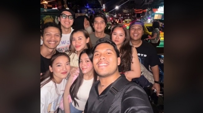 El Rumi dan Eca Aura bersama rekan artis lainnya seperti Thariq Halilintar dan Aaliyah Massaid nonton konser Bruno Mars di Bangkok. [TikTok]