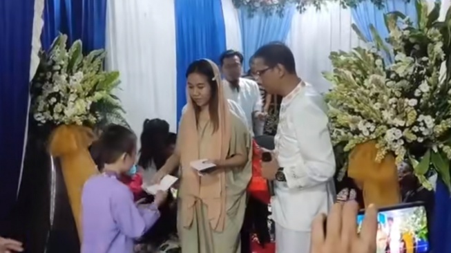 Doddy Sudrajat dan Mayang Lucyana Fitri bagi-bagi uang ke anak yatim (TikTok/@gustavsetiadi)