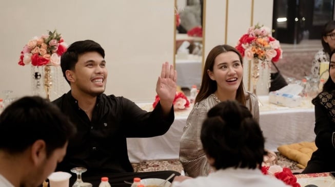 Aaliyah Massaid dan Thariq Halilintar saat buka puasa bersama dengan kerabat (Instagram/@thariqhalilintar)