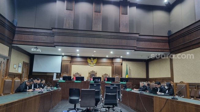 Sidang vonis terdakwa Hasbi Hasan terkait kasus suap perkara MA yang digelar di Pengadilan Tipikor, Jakarta. (Suara.com/Yaumal)