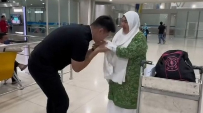 Potret Kompak Mama Elly dan Andy Sugar. (TikTok/andysugarr)