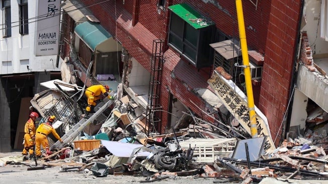 Foto dari Kantor Berita Militer Taiwan menunjukkan personel militer membantu upaya penyelamatan dan bantuan dengan mencari korban selamat di sebuah bangunan yang rusak di Hualien setelah dilanda gempa bumi di New Taipei City, Taiwan, Rabu (3/4/2024). [ MNA / AFP]