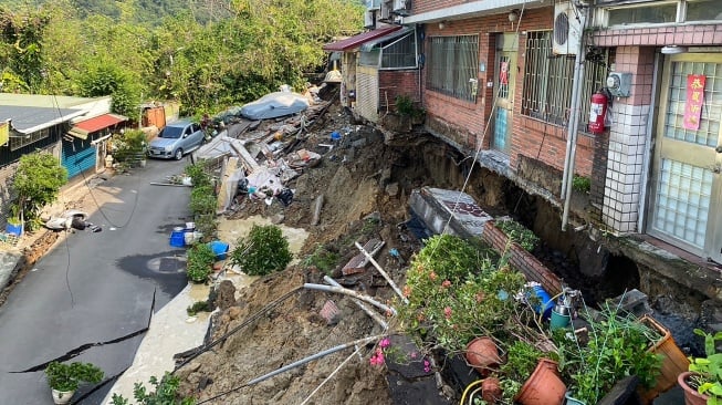 Foto yang diambil oleh Kantor Berita Pusat Taiwan (CNA) menunjukkan kerusakan bangunan di distrik Xindian setelah dilanda gempa bumi di New Taipei City, Taiwan, Rabu (3/4/2024). [ CNA / AFP]