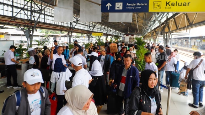 Sejumlah pemudik menunggu kedatangan kereta di Stasiun Pasar Senen, Jakarta, Rabu (3/4/2024). [Suara.com/Alfian Winanto]