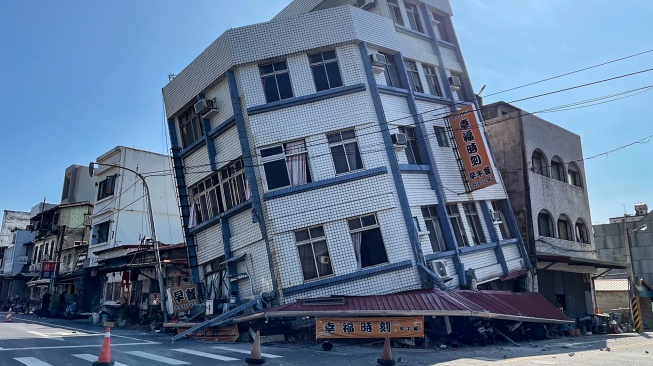 Foto yang diambil oleh Kantor Berita Pusat Taiwan (CNA) menunjukkan kerusakan bangunan di distrik Hualien setelah dilanda gempa bumi di New Taipei City, Taiwan, Rabu (3/4/2024). [ CNA / AFP]