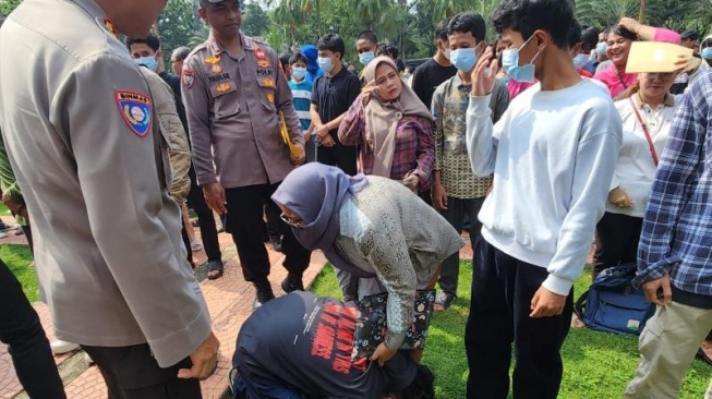 Pelajar yang kedapatan konvoi diminta mencium kaki orangtuanya, Rabu (3/6/2024). (Suara.com/Fakhri)