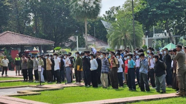 Pemerintah Provinsi (Pemprov) DKI Jakarta bersama Polres Metro Jakarta Pusat menjemur 170 pelajar yang kedapatan konvoi di Balai Kota DKI Jakarta, Rabu (3/6/2024). (Suara.com/Fakhri)