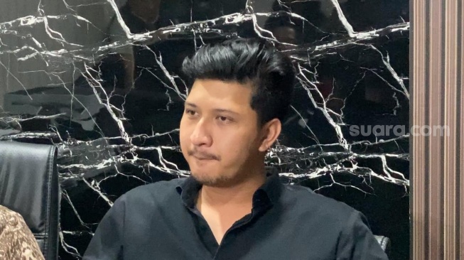 Artis sekaligus adik Ammar Zoni, Aditya Zoni di kawasan Senen, Jakarta, Rabu (3/4/2024) [Suara.com/Adiyoga Priyambodo]