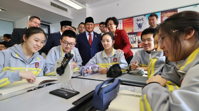 Prabowo Subianto saat meninjau program makan siang salah satu sekolah di China. (Foto: Dok. Tim Prabowo)