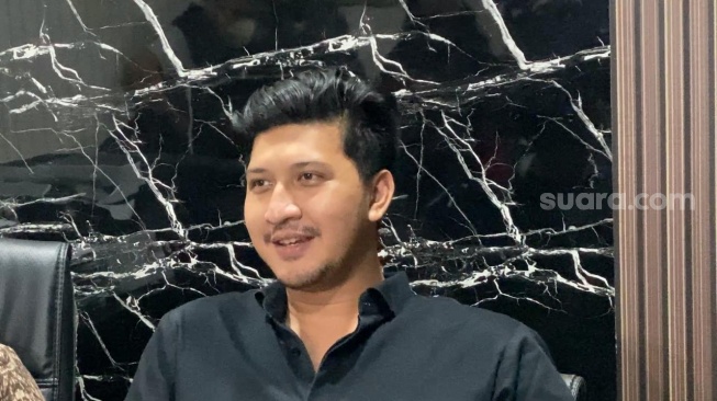 Artis sekaligus adik Ammar Zoni, Aditya Zoni di kawasan Senen, Jakarta, Rabu (3/4/2024) [Suara.com/Adiyoga Priyambodo]