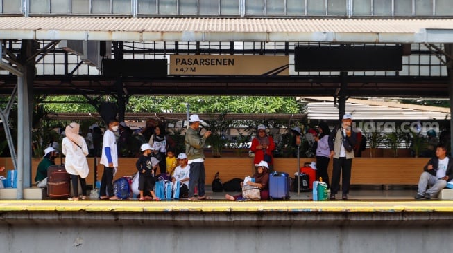 Sejumlah pemudik menunggu kedatangan kereta di Stasiun Pasar Senen, Jakarta, Rabu (3/4/2024). [Suara.com/Alfian Winanto]