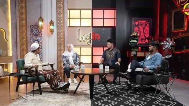 Potret Kompak Mama Elly dan Andy Sugar. (YouTube/Deddy Corbuzier)