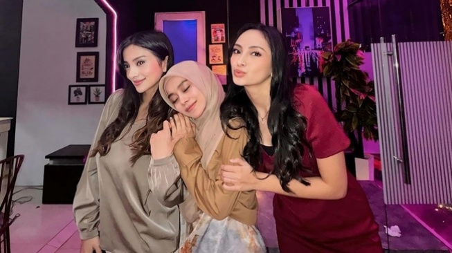Valerie Tifanka bersama Lesti Kejora  [Instagram]