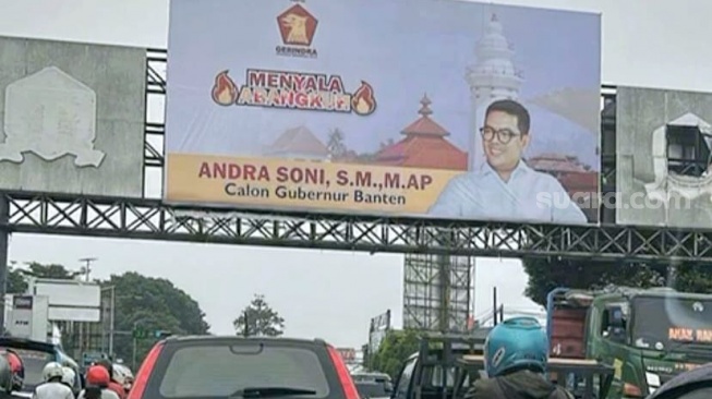 Bilbord Andra Soni Calon Gubernur Banten Terpampang di Terminal Pakupatan: Menyala Abangkuh!
