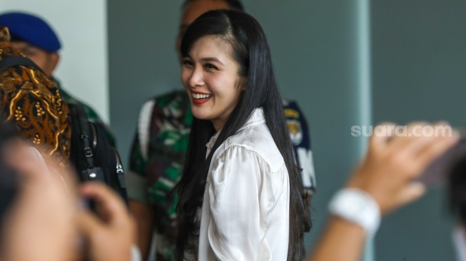 Artis Sandra Dewi saat datang untuk menjalani pemeriksaan di Gedung Kejaksaan Agung RI, Jakarta, Kamis (4/4/2024). [Suara.com/Alfian Winanto]