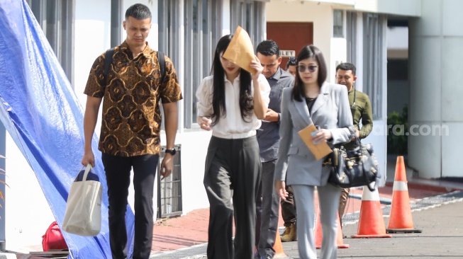 Artis Sandra Dewi saat datang untuk menjalani pemeriksaan di Gedung Kejaksaan Agung RI, Jakarta, Kamis (4/4/2024). [Suara.com/Alfian Winanto]