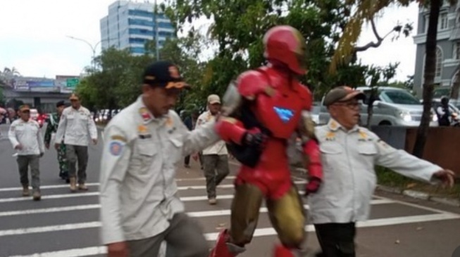 Iron Man Kehilangan Harga Diri di Indonesia, Ditangkap Satpol PP Saat Mencari Rezeki