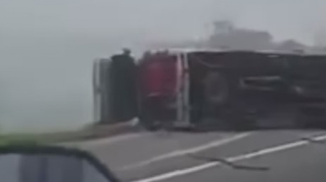 Braakk! Mobil Rombongan Pemudik Kecelakaan di Tol Pejagan, Korban Bergelimpangan di Jalan