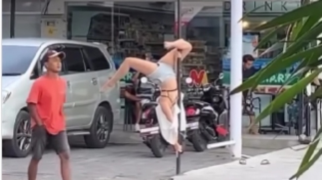 Niat Mau Curi Perhatian, Bule Dance Pole di Tiang Jalan Berujung Dicuekin