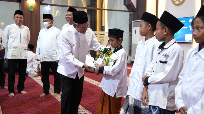 Semen Gresik Salurkan Ribuan Paket Sembako dan Santuni Ratusan Anak Yatim/Piatu di Kabupaten Rembang dan Blora