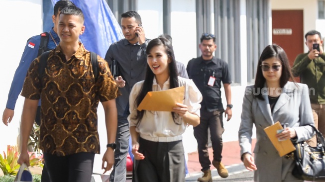 Artis Sandra Dewi (tengah) saat datang untuk menjalani pemeriksaan di Gedung Kejaksaan Agung RI, Jakarta, Kamis (4/4/2024). [Suara.com/Alfian Winanto]