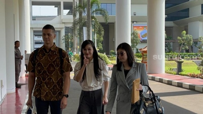 Acungkan Jempol Sebelum Diperiksa Kasus Korupsi Harvey Moeis, Sandra Dewi: Doain Ya