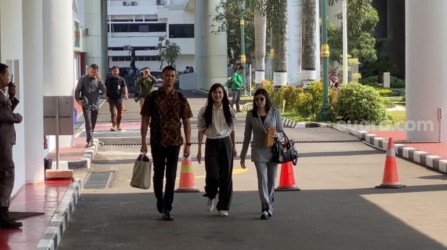 Sandra Dewi tiba di gedung Kejaksaan Agung (Kejagung) RI, Jakarta, Kamis (4/4/2024). [Suara.com/Adiyoga Priyambodo]