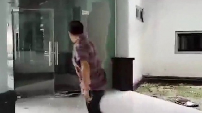 Oknum DPRD Maluku Tengah Ngamuk Pecahkan Kaca Bakal Diperiksa Polisi, Rusak Fasilitas Negara Gara-gara THR Belum Cair